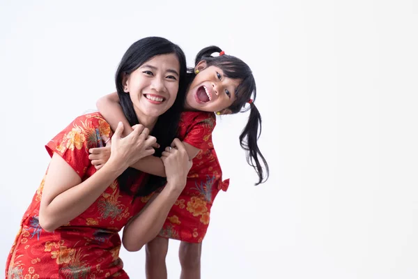 Asian Chinese daughter and mother smile and hug together — ストック写真