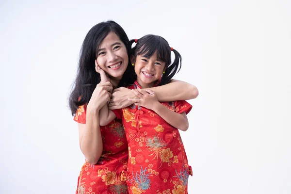 Asian Chinese daughter and mother smile and hug together — Stock Photo, Image