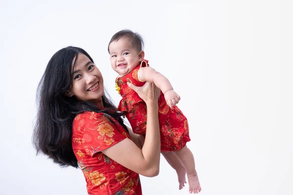 Ásia mãe vestindo chinês vestido com bebê — Fotografia de Stock