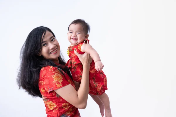 Asijské matka na sobě čínské šaty s dítětem — Stock fotografie