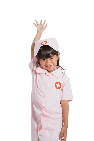 Улыбающаяся медсестра в форме с поднятыми руками — стоковое фото