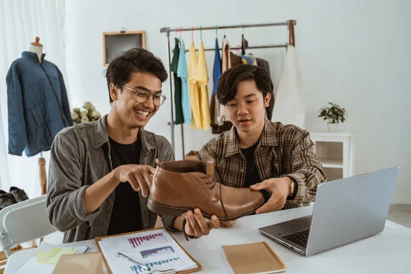 Młody azjatycki ludzie biznesmen rozmawiać o produkt z buty — Zdjęcie stockowe