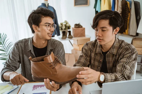 Fiatal ázsiai emberek üzletember csevegés a termék cipő — Stock Fotó