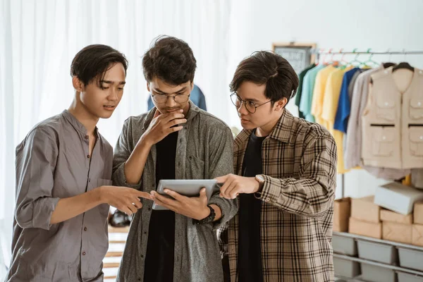 Fiatal ázsiai üzletember csevegés a csomagolási termék — Stock Fotó