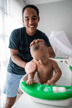 Baba, bebeğini yıka.