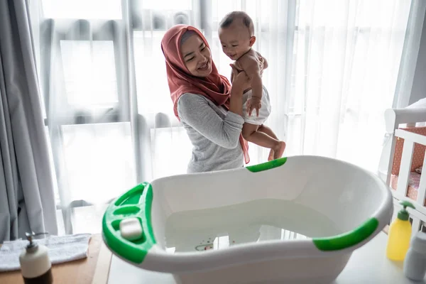 Musulmane mère lavage petit garçon dans baignoire — Photo