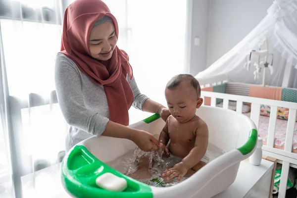 Musulmane mère lavage petit garçon dans baignoire — Photo