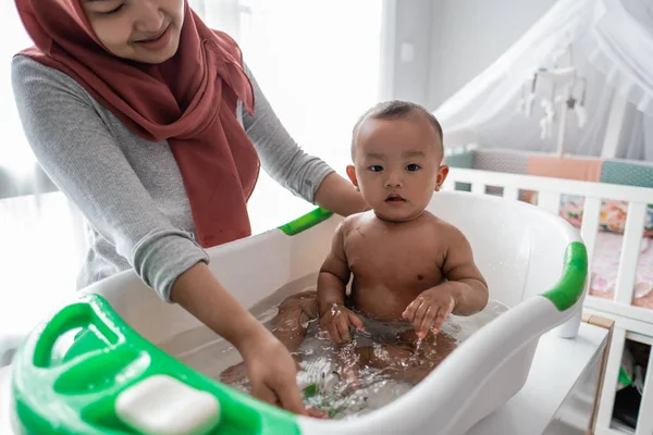 Bebé feliz tomando un baño con la madre —  Fotos de Stock