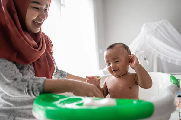 Muslim Ibu mencuci anak kecil di bak mandi — Stok Foto