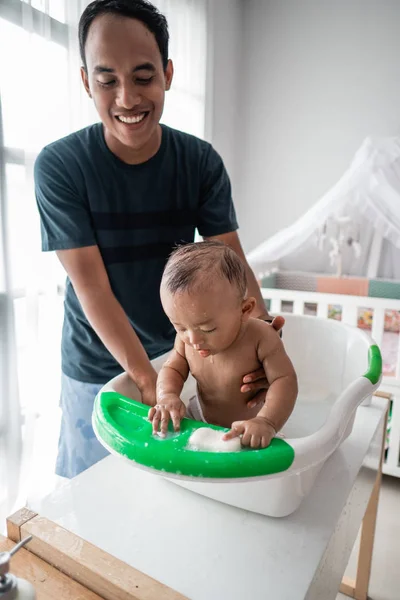 Asiático padre tomando baño de su bebé niño —  Fotos de Stock