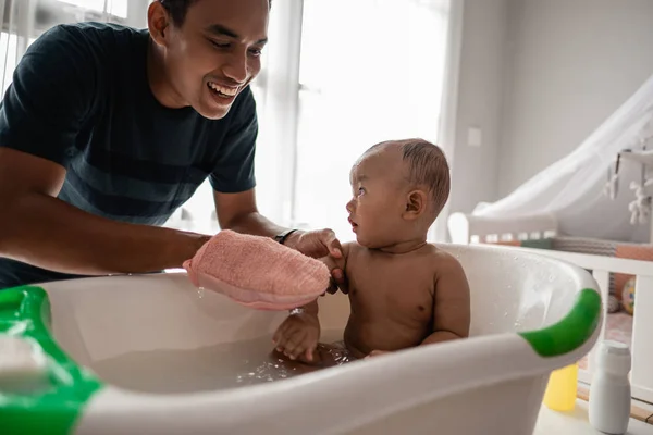 Azjatycki ojciec biorąc kąpiel jego dziecko maluch — Zdjęcie stockowe