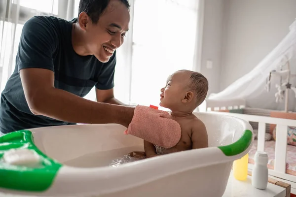 Padre disfrutar lavar su bebé niño — Foto de Stock