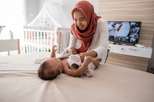 Mor torka sin lilla pojke med en handduk — Stockfoto