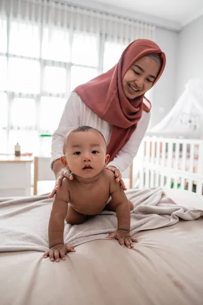 Madre dando un bebé niño masaje —  Fotos de Stock