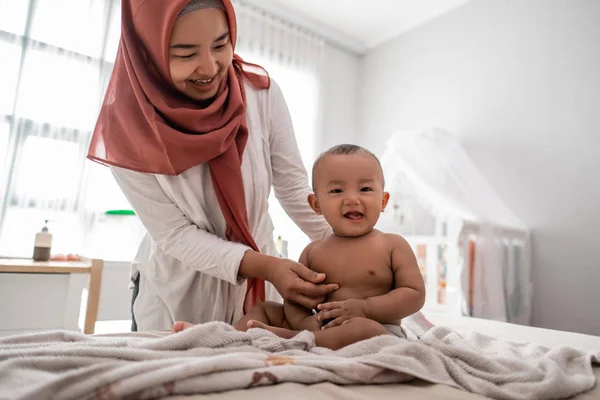 Bayi laki-laki dengan ibu setelah mandi — Stok Foto