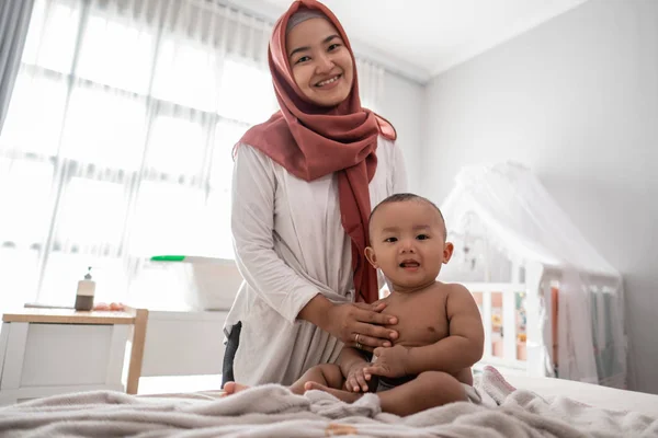 Bayi laki-laki dengan ibu setelah mandi — Stok Foto