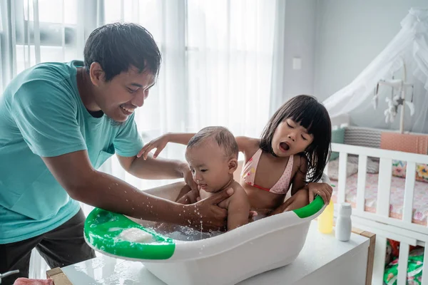 Asian father taking bath of his baby toddler — Stock Photo, Image