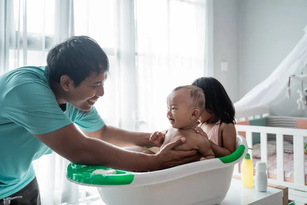 Asiático padre tomando baño de su bebé niño —  Fotos de Stock