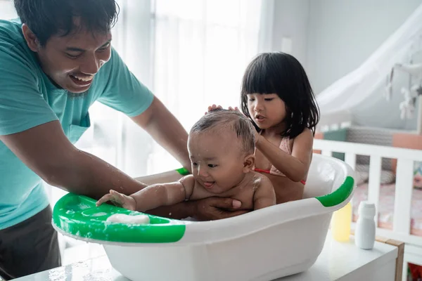Asiatico padre presa bagno di la sua bambino bambino — Foto Stock