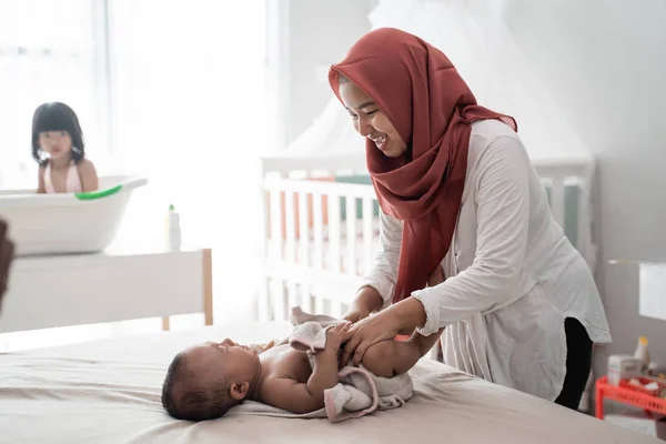 Ibu mengoleskan minyak bayi untuk bayinya — Stok Foto