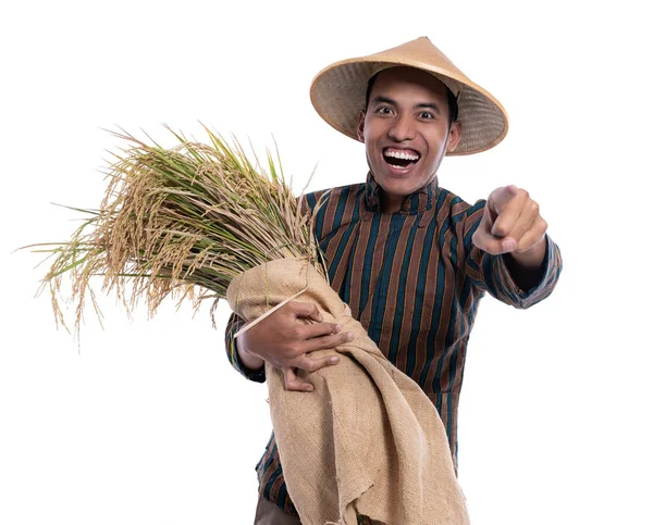 Agricultor apontando o dedo para a câmera enquanto vestindo pano tradicional — Fotografia de Stock