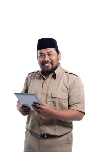 Szczęśliwy indonezyjski pracownik rządowy za pomocą tablep pc — Zdjęcie stockowe