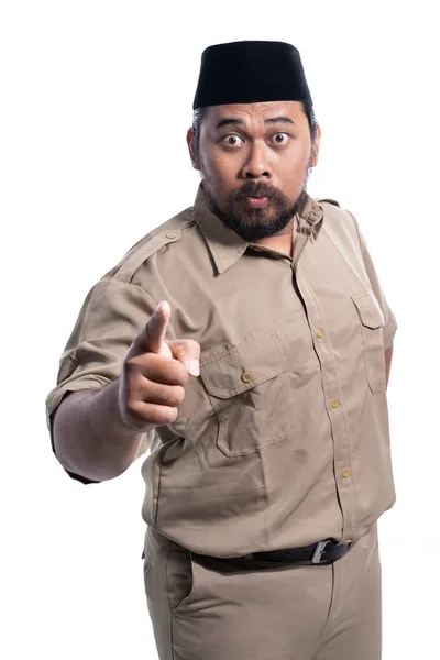 Cara seria del macho con uniforme caqui apuntando a la cámara —  Fotos de Stock