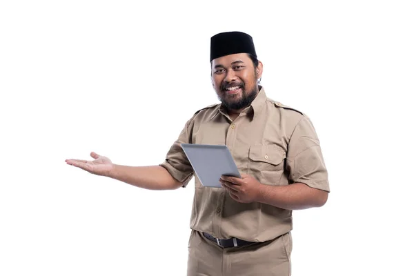 Pekerja asia dengan seragam coklat menyajikan untuk menyalin ruang — Stok Foto