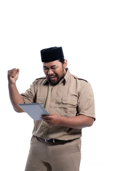 Glücklicher indonesischer Regierungsangestellter mit Tablet-PC — Stockfoto