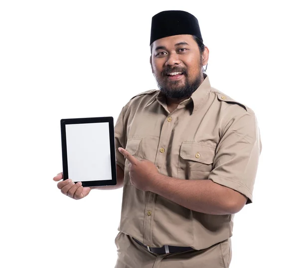 Asiático trabajador con marrón uniforme presentando a blanco pantalla tableta —  Fotos de Stock
