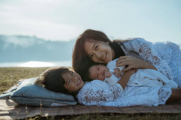 Madre y bebé recién nacido al aire libre — Foto de Stock