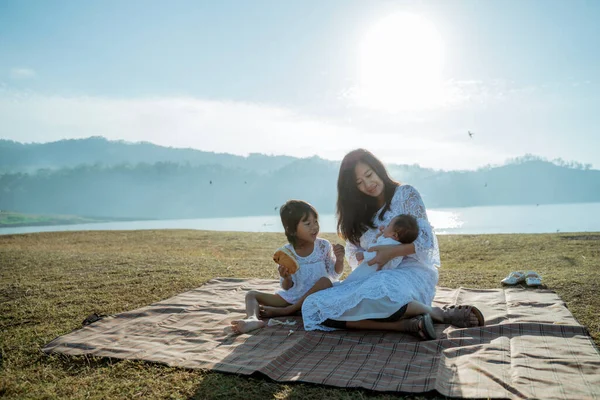 Madre y bebé recién nacido al aire libre —  Fotos de Stock