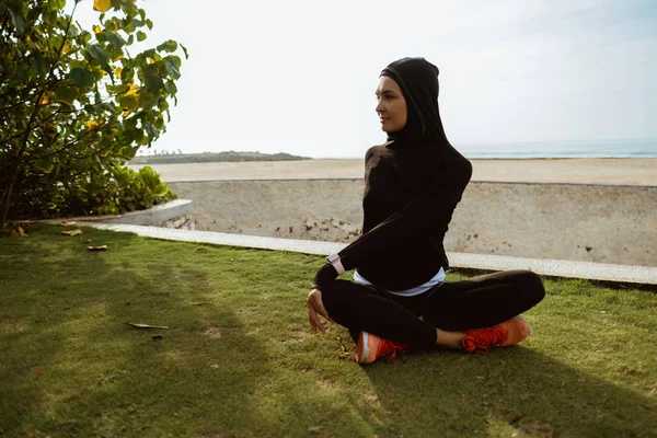 健康的年轻穆斯林女子在室外热身 — 图库照片