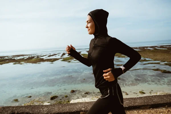 イスラム教徒のスポーツランナーの女性屋外 — ストック写真