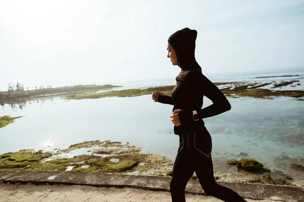 Musulmán deporte corredor mujer al aire libre —  Fotos de Stock