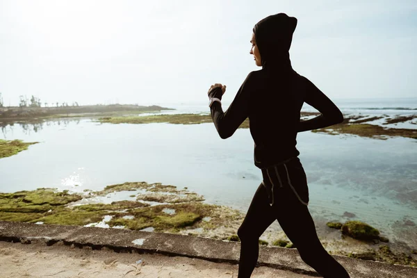 Sport vrouw met hoofd sjaal lopen — Stockfoto