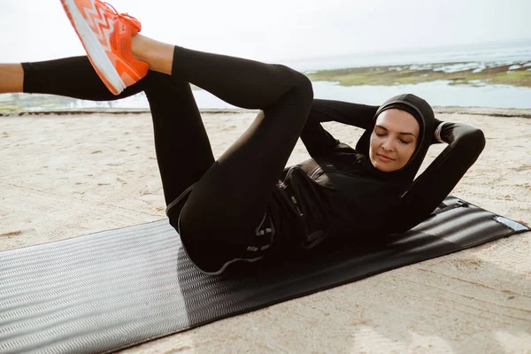 Deporte musulmán mujer con hijab sentarse —  Fotos de Stock