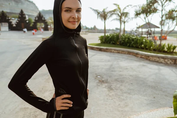 Esporte muçulmano mulher sorrindo — Fotografia de Stock