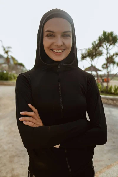 Deporte musulmán mujer sonriendo — Foto de Stock