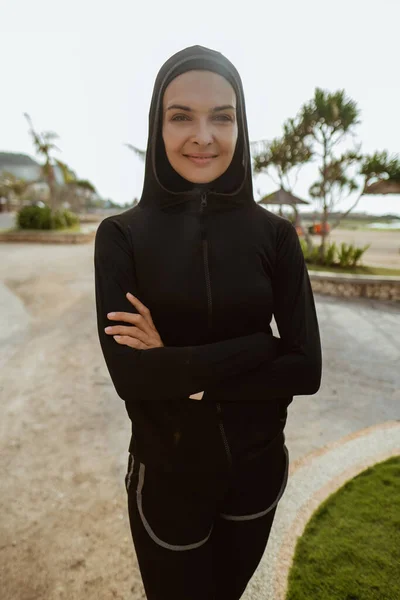 Sport muslim kvinna leende — Stockfoto