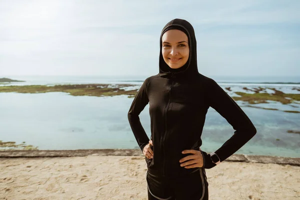 Esporte muçulmano mulher sorrindo — Fotografia de Stock