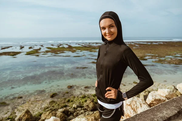 Deporte musulmán mujer sonriendo — Foto de Stock