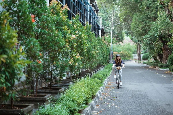 Mulheres jovens andando de bicicleta dobrável na estrada — Fotografia de Stock