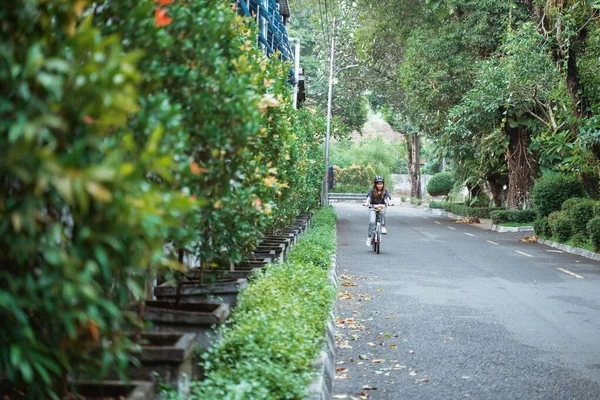 Asiática joven mujer va usando un casco y una bolsa de montar su bicicleta plegable —  Fotos de Stock