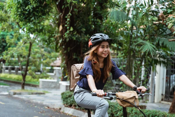 Jeunes femmes en vélo pliant sur la route — Photo