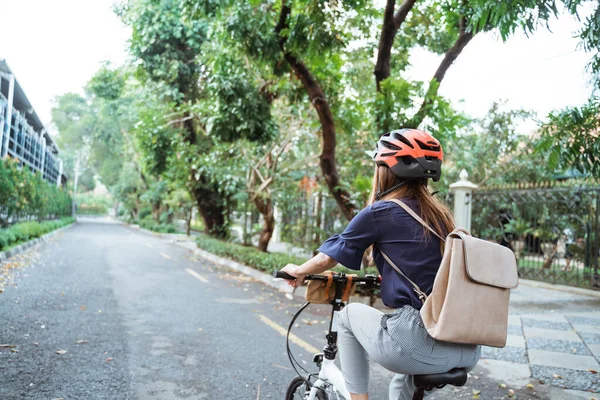 Azji młoda kobieta idzie w kasku i torba jazda na jej składany rower — Zdjęcie stockowe