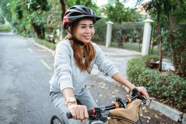 Mujeres jóvenes montando bicicletas plegables en la carretera —  Fotos de Stock