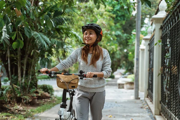 Asiatiques jeunes femmes marchent sur des vélos pliants — Photo