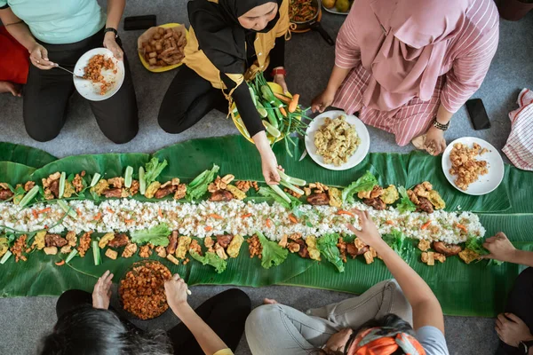 Makanan tradisional javanese diletakkan di atas daun pisang — Stok Foto