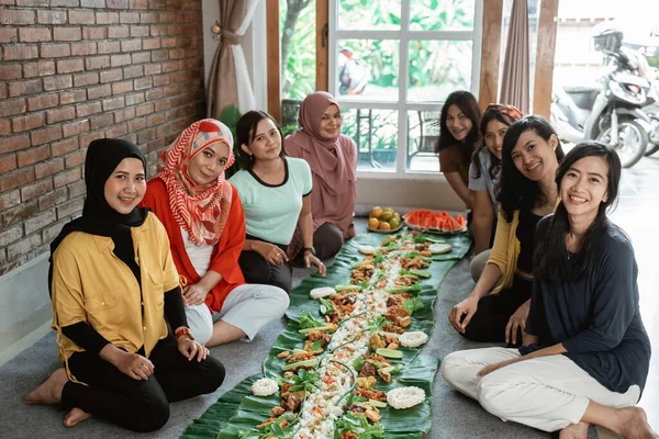 Orang jawa asia makan bersama di lantai — Stok Foto